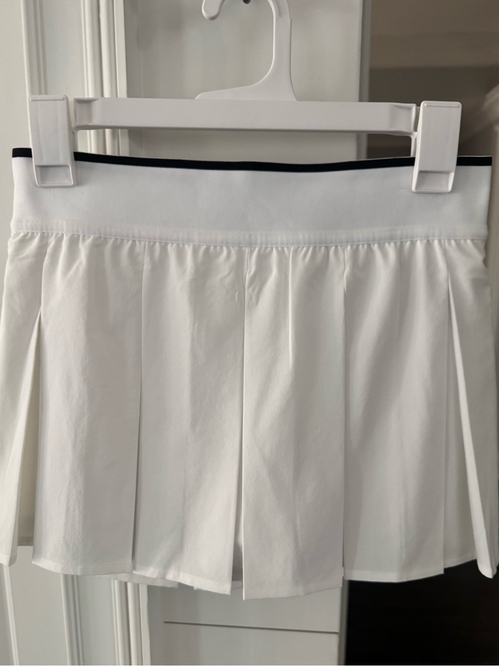 Lululemon Box Pleat White Tennis skirt with black trim size 6